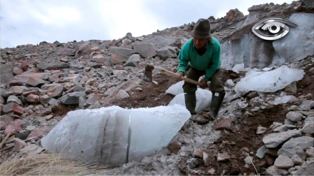 Durante décadas subió solo al Chimborazo para mantener vivo un oficio ancestral.  Al cumplirse un año de su partida, recordamos el legado del último hielero: símbolo de identidad y memoria andina.