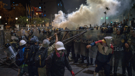 Manifestantes se enfrentan con integrantes de la Policía de Perú durante una protesta
