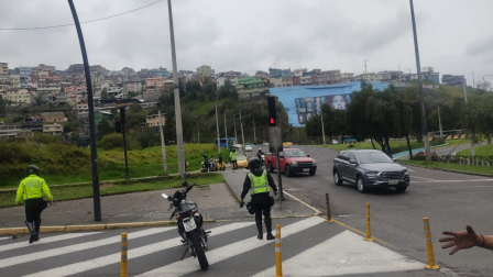 Los vehículos y motocicletas deben cumplir con la medida Pico y Placa