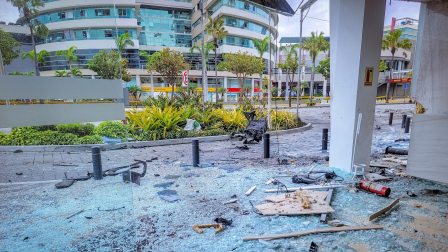 La explosión de un coche bomba en las inmediaciones de un centro comercial dejaron fuertes daños en infraestructura.