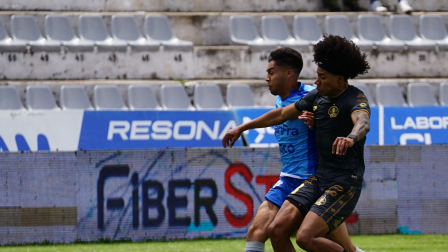 Angelo Mina (de negro), jugador de Aucas, durante una acción en el partido ante Macará, disputado el 5 de octubre, en el estadio Bellavista.