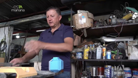 Jaime Santamaria transforma espuma y plástico reciclado en piezas de contrucción y cemento resistente, demostrando que los materiales reciclados pueden convertirse en soluciones de construcción duraderas.