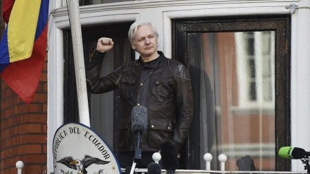 El fundador de WikiLeaks, Julian Assange, en el balcón de la embajada ecuatoriana en Londres en una imagen de archivo.