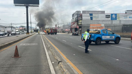 El cierre vial por un incendio en la vía a Daule.