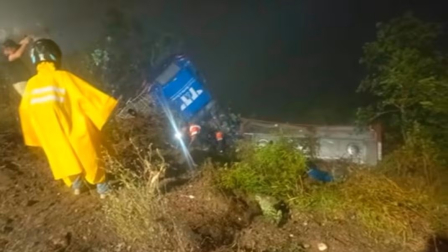 Un camión, que transportaba una sustancia química se volcó en Loja el 12 de octubre