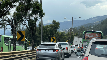 Un choque en la autopista General Rumiñahui ocasionó cierre de carriles y fuerte congestión.