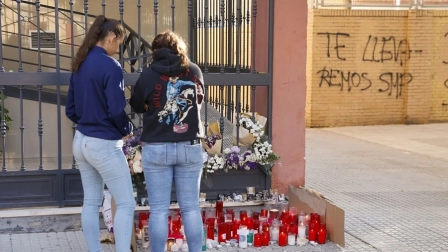 Un pequeño altar improvisado ante la casa de Sandra, la joven que se suicidó el pasado martes 14 de octubre, en Sevilla.