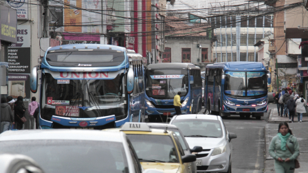 El Gobierno creó compensaciones para los transportistas de buses tras el alza del diésel