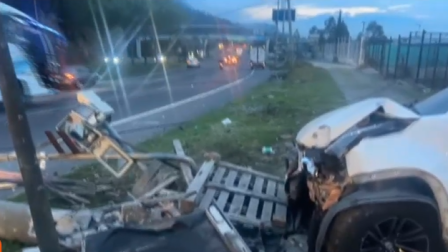 Un poste cayó tras el choque de un vehículo en la av. Simón Bolívar