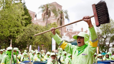 Los trabajadores de la Empresa Pública Municipal de Aseo de Cuenca (EMAC EP) realizaron una protesta por el anuncio del Gobierno.