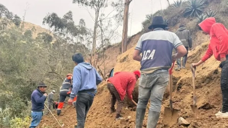 Comuneros y bomberos de Alausí buscan a un niño sepultado por un deslizamiento de tierra.