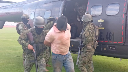 Durante una operación militar contra la minería ilegal en Imbabura fueron detenidas cinco personas.
