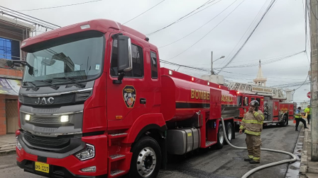 El Cuerpo de Bomberos de Machala atendió un voraz incendio este lunes.
