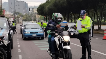 Los vehículos y motocicletas tienen restricción vehicular en dos horarios en Quito