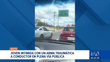 Un joven fue grabado mientras amenazaba con lo que sería un arma traumática a un conductor en el sector de La Y, al norte de Quito. El video se viralizó en redes sociales y ahora la Policía Nacional investiga el hecho.

Un reportaje de Gustavo Jaramillo