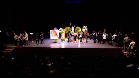 Fanáticos llegaron a la Casa de la Cultura a despedir a Paulina Tamayo.