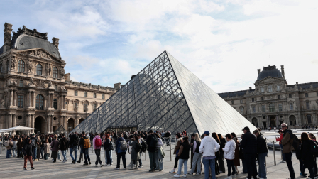 Visitantes hacen fila para ingresar al museo Louvre, en París.