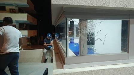 Los ventanales de la Universidad quedaron destrozados debido al impacto de las balas.