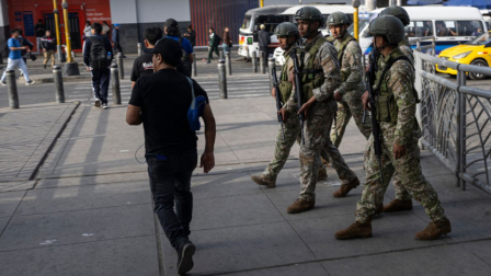 Militares recorren una calle de Lima, el 22 de octubre de 2025, en medio del estado de emergencia declarado por el Gobierno de Perú.