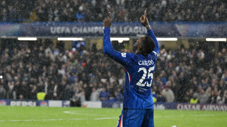 Moisés Caicedo celebra su primer gol en Champions League ante Ajax. Ocurrió el miércoles 22 de octubre del 2025.