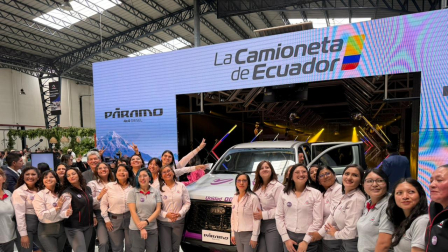 Equipo de 26 mujeres que está encargado en el ensamblaje de las camionetas Páramo y Pacífico.