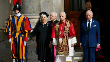 El rey Carlos III y la reina Camila junto al papa León XIV en el patio de San Dámaso durante su visita de Estado al Vaticano el 23 de octubre de 2025.