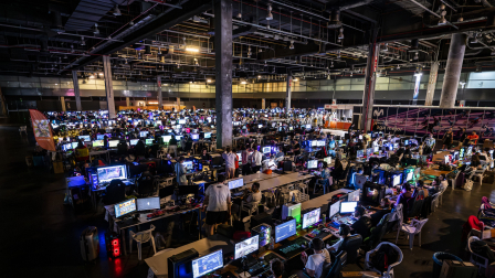 Gamers en un torneo presencial, del juego llamado Fortnite.