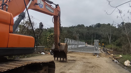 Trabajadores del Ministerio de Transporte colocan un puente provisional sobre el río Mollopongo.