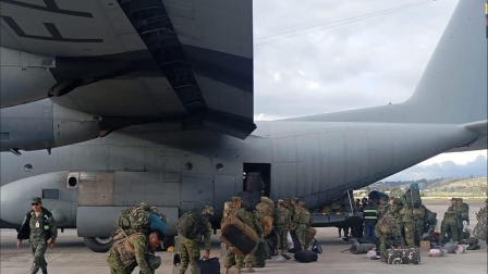 Los uniformados de las Fuerzas Armadas durante su traslado a Guayas