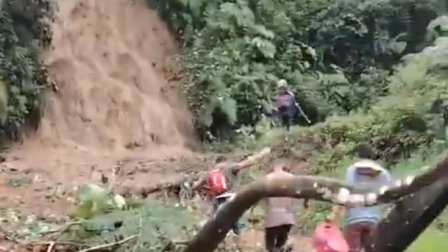 La vía Y de Narupa – Loreto – Coca quedó bloqueada por vaios deslaves.