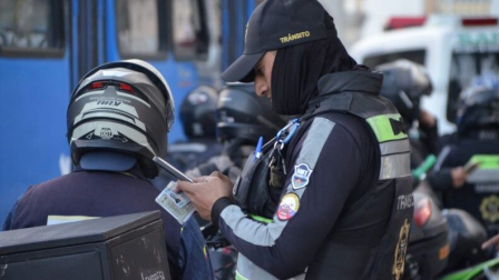 La AMT controla la restricción vehicular Pico y Placa en Quito.