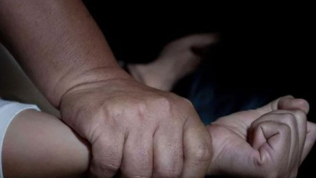 Un docente fue acusado de abusar sexualmente de dos menores de edad en Guayaquil.