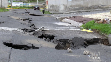 Moradores de San Juan de Calderón, en el norte de la capital, denuncian el mal estado de las vías, que pone en riesgo a los conductores. En las calles Pío XII y Santander ya se registraron accidentes de tránsito.
Un reportaje de Nathalie Jiménez