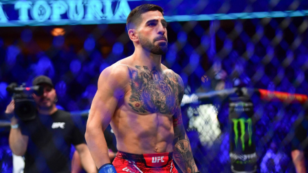 El campeón de peso ligero de la UFC, Ilia Topuria en el octágono.