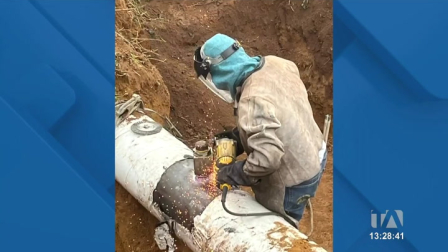 Esmeraldas enfrenta un nuevo derrame de combustible debido a una conexión ilegal en el sote. La empresa de agua potable de Quinindé se mantiene en alerta.

Un reportaje de Sofía Weir