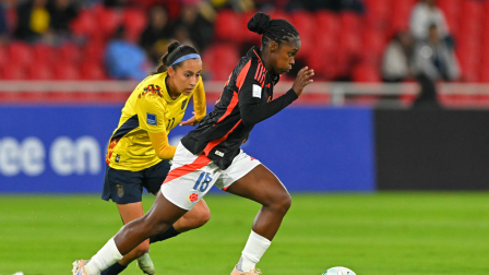 Karen Flores (izquierda) de Ecuador persigue a una rival durante el partido jugado el 28 de octubre del 2025, en el estadio Rodrigo Paz Delgado.