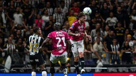 Independiente del Valle y Atlético Mineiro disputan un partido intenso en Belo Horizonte.