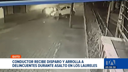 Un conductor de una aplicación de transporte resultó herido tras recibir un disparo durante un asalto en el sector de Los Laureles, en el norte de Quito. En medio del forcejeo, el hombre arrolló a dos sospechosos, quienes finalmente huyeron del lugar.

Un reportaje de Gustavo Jaramillo