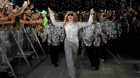 Fans de Shakira caminan junto a ella en uno de sus conciertos en México.