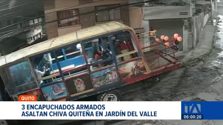 La inseguridad no da tregua en el sector del Jardín del Valle, en el suroriente de Quito. Tres hombres armados asaltaron una chiva quiteña y se llevaron pertenencias y equipos del vehículo.

Un reportaje de Gustavo Jaramillo