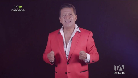 Nuestro Julian Campos salió de compras al mercado para encontrarse con Máximo Escaleras que lo puso a bailar con sus canciones ‘quiero volver a ser soltero’ y ‘casado’ .