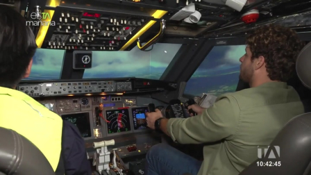Nuestro Julián Campos probó un simulador de vuelo real para quienes son fanáticos de la aviación y de los viajes para todas las edades.