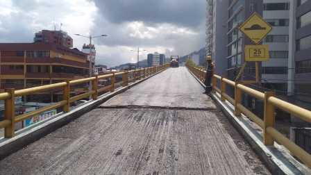 El Municipio de Quito ejecuta trabajaos de mantenimiento en el paso elevado de la av. República