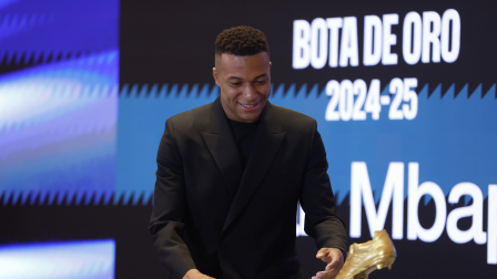 El delantero francés del Real Madrid Kylian Mbappe recibe este viernes la Bota de Oro en un acto celebrado en el palco del Santiago Bernabéu.