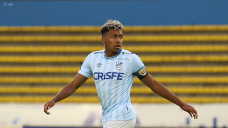 Emiliano Clavijo aporta equilibrio en el mediocampo de Universidad Católica.