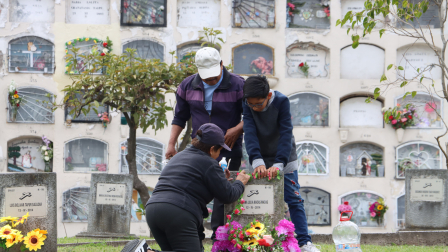 Miles de personas acudente a los cementerios. durante el feriado de Finados