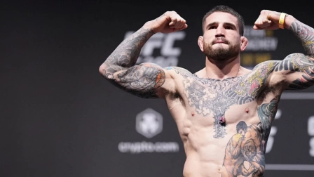 Sean Brady en el pesaje oficial de la UFC previo a su combate.