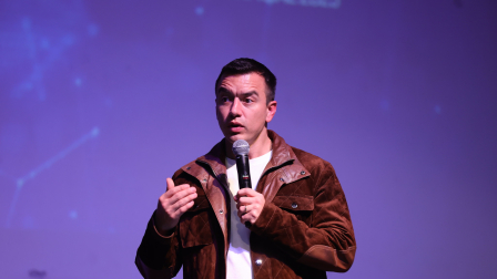 Daniel Noboa en evento de entrega de becas para IA