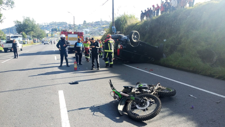 Un motociclista falleció la mañana de este sábado 1 de noviembre del 2025 en la av. Simón Bolívar, en Quito.