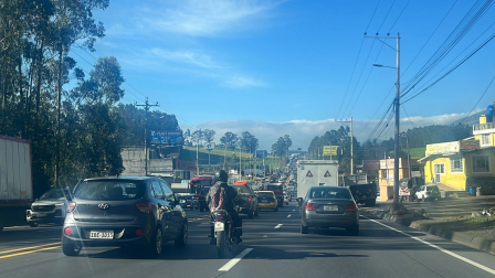 Las autoridades realizaron un contraflujo a la salida de Quito para aliviar la congestión vehicular.